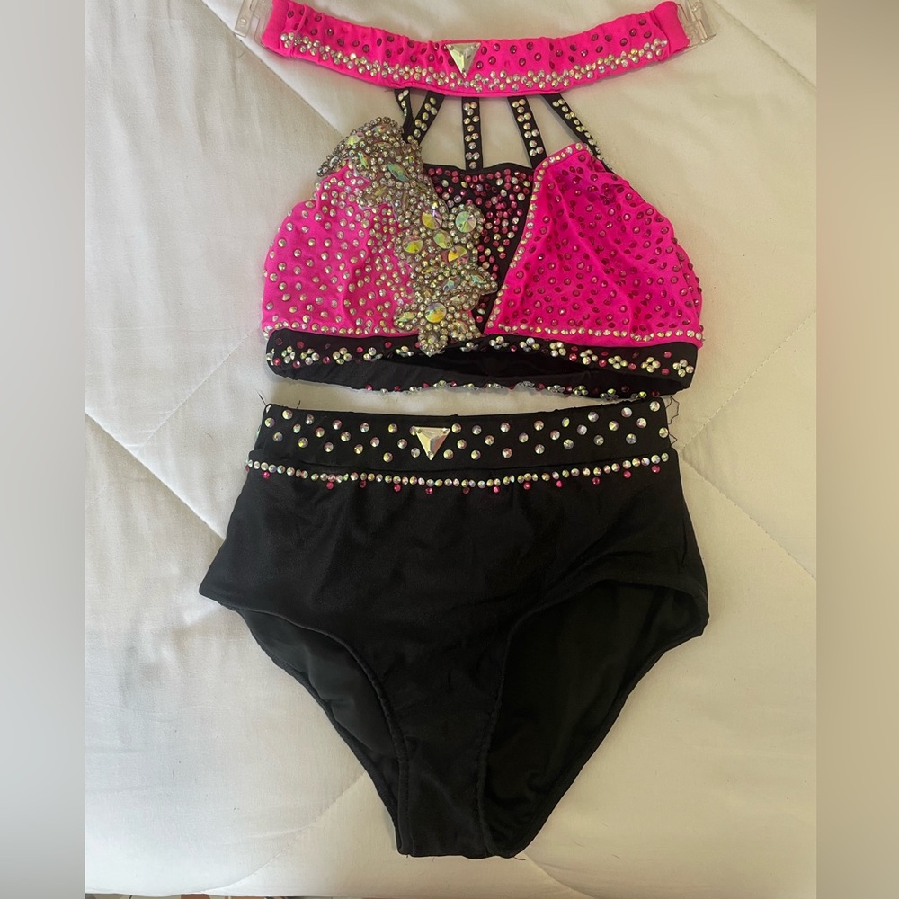 GLAMOUR  COSTUMES - SMALL ADULT DANCE COSTUME - HOT PINK